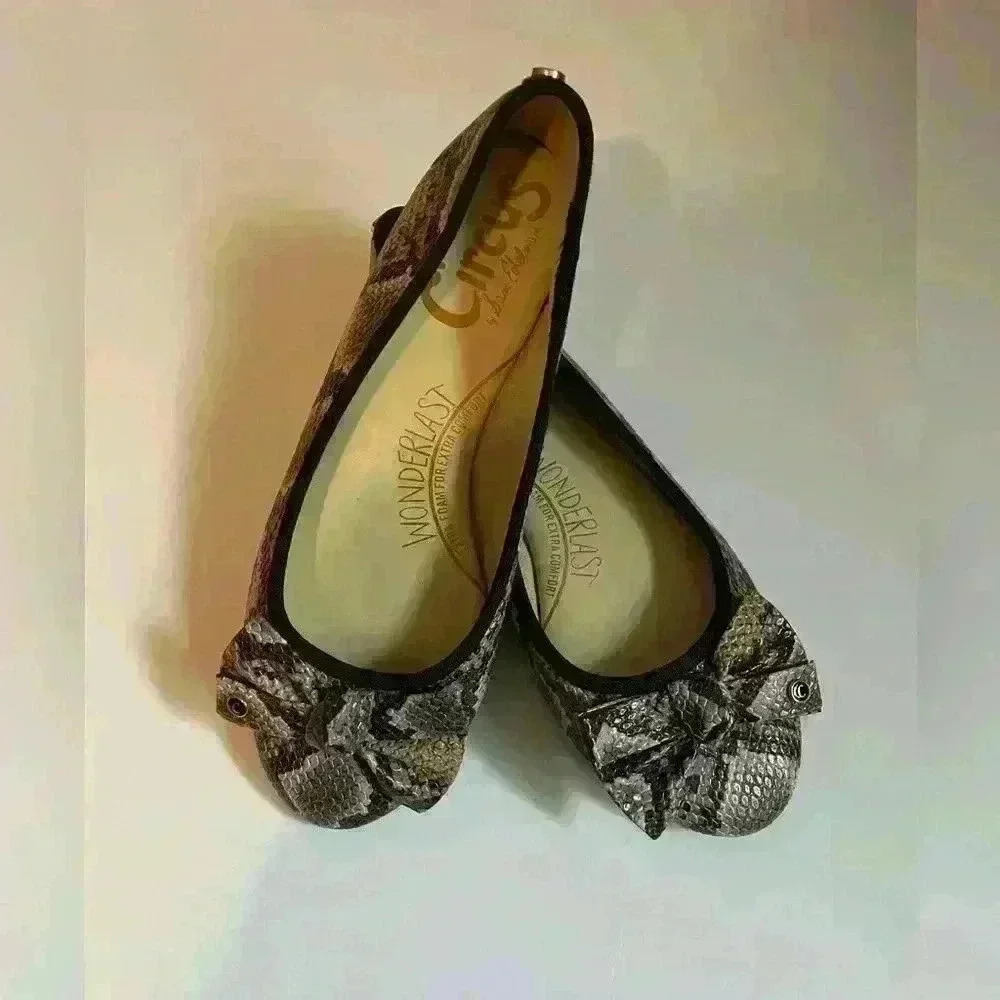 Circus by Sam Edelman women's snake print flats with bow size 6